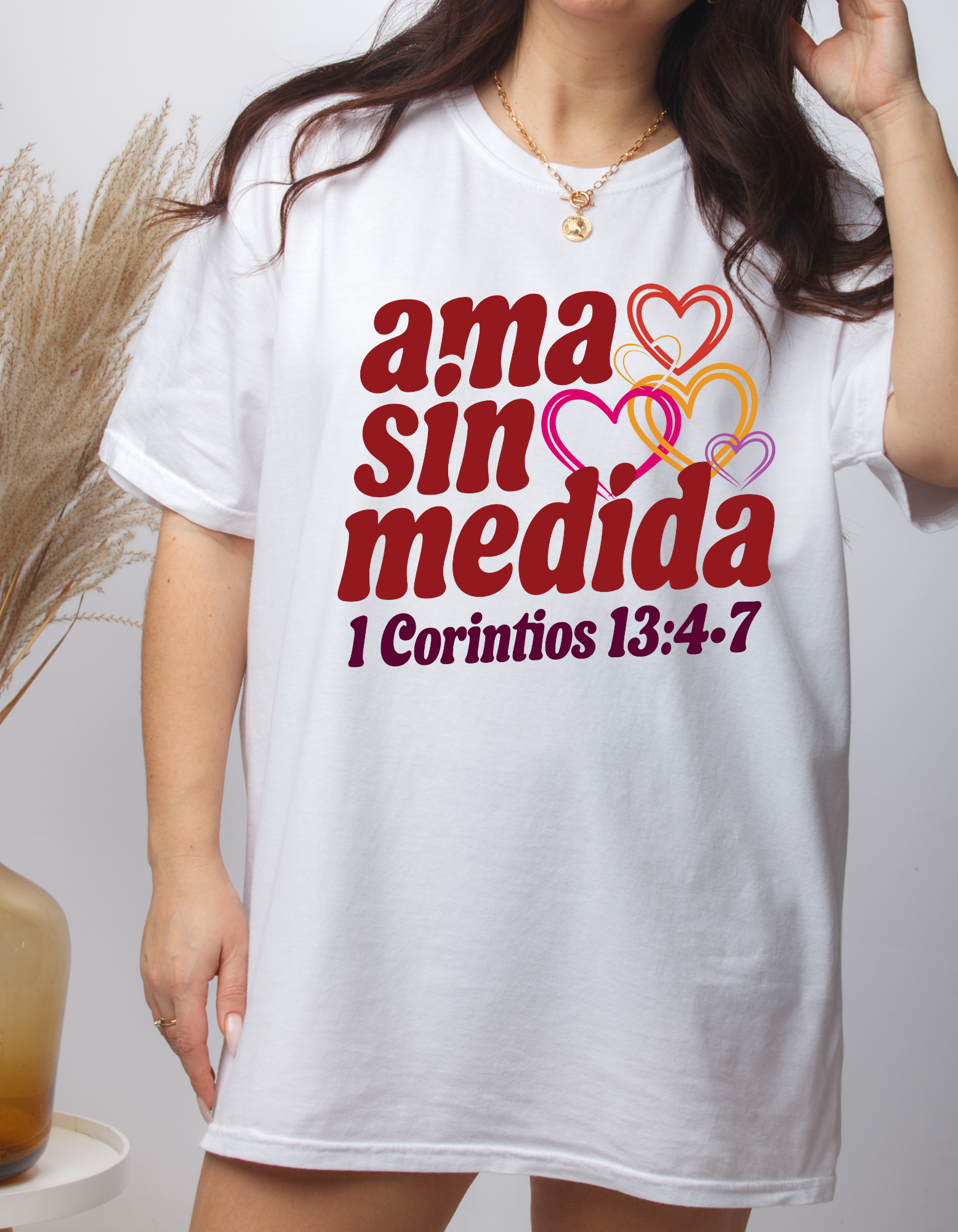 Camiseta cristiana overside blanca para mujer con frase biblica – 1 Corintios 13:4-7 | Ropa de fe y amor con estilo