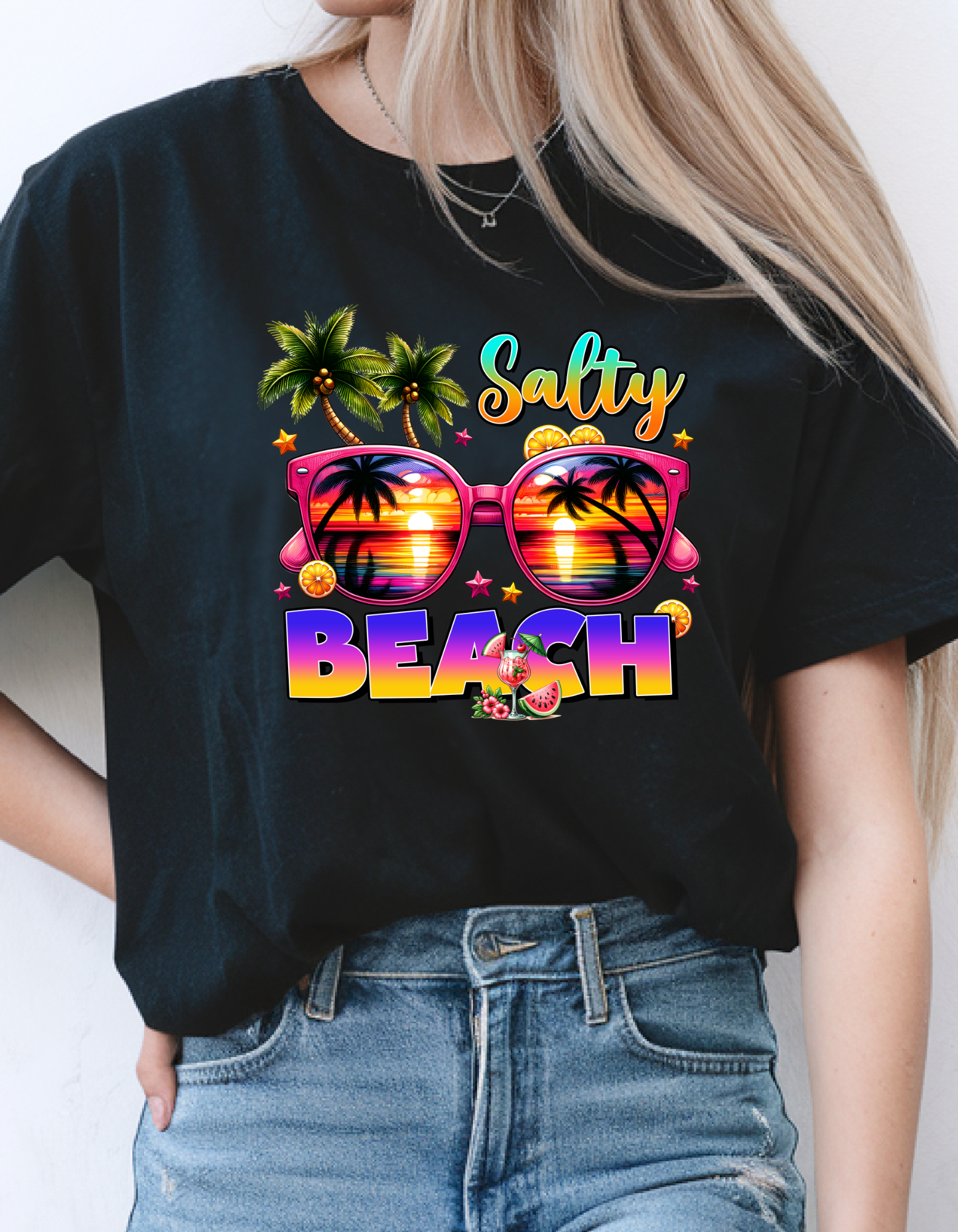 camiseta vacaciones, look playero, camiseta ligera algodón, moda verano 2025, ropa femenina casual, camiseta alegre de verano.