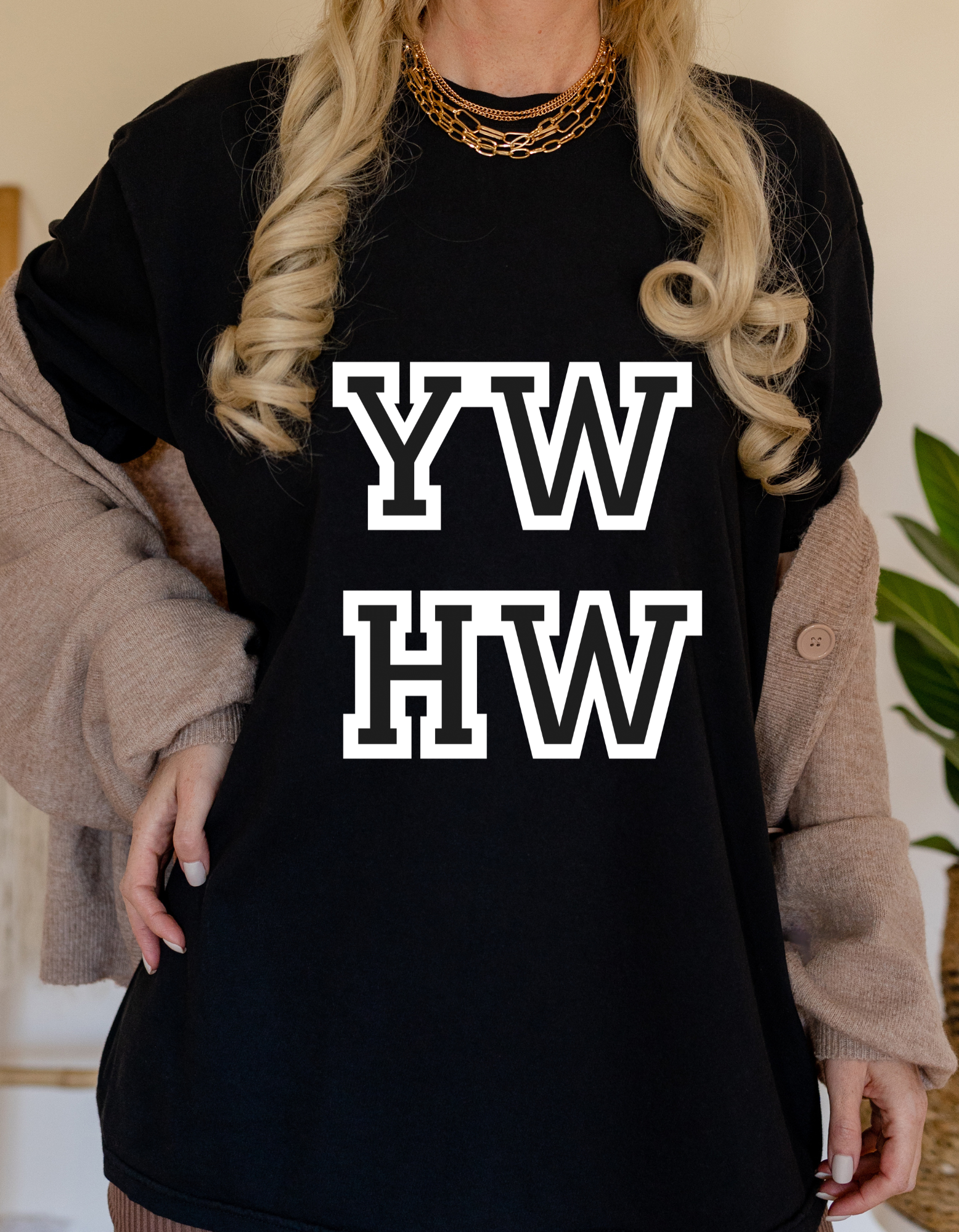 Camiseta minimalista YHWH | Nombre de Dios en diseño poderoso | Tetragrámaton cristiano en estilo moderno